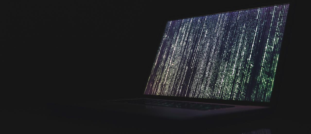 计算机屏幕上以黑色背景为背景的代码行图像